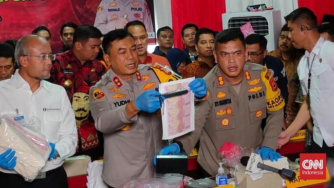 Kapolda Sulsel mengatakan peralatan bukti nan diamankan adalah duit tiruan mencapai triliunan rupiah, dan ada juga lembaran duit tiruan mata duit asing.