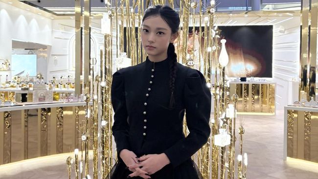 Bak Putri Kerajaan, Simak Gaya Elegan Haerin NewJeans di Dior Beauty Holiday Pop-Up