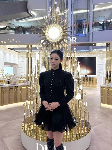 img-title Bak Putri Kerajaan, Simak Gaya Elegan Haerin NewJeans di Dior Beauty Holiday Pop-Up