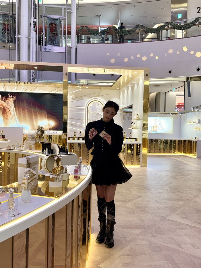 Punya vibes ‘mahal’, paras cantik Haerin NewJeans bak putri kerajaan pun lagi-lagi membuat penggemar terpana. Tak heran jika beberapa waktu lalu, nama artis Korea satu ini sempat menjadi perbincangan hangat di media sosial./ Foto: x.com/NewJeans_ADOR