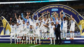 FOTO: Real Madrid Angkat Trofi Piala Interkontinental