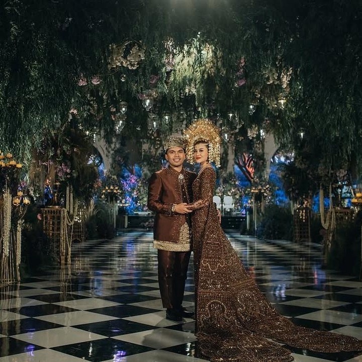 <p>Sementara itu Aaliyah Massaid dan Thariq Halilintar menggelar resepsi pernikahan mereka di sebuah hotel mewah di Jakarta pada Jumat (26/7/2024). Dekorasi resepsi terlihat megah dan elegan. Wedding cake yang tinggi menjulang juga tak luput dari perhatian para tamu undangan. (Foto: Instagram @thariqhalilintar @aaliyah.massaid)</p>