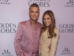 Robbie Williams Tanggapi Rumor Dirinya Gay Setelah Menikah dan Punya 4 Anak