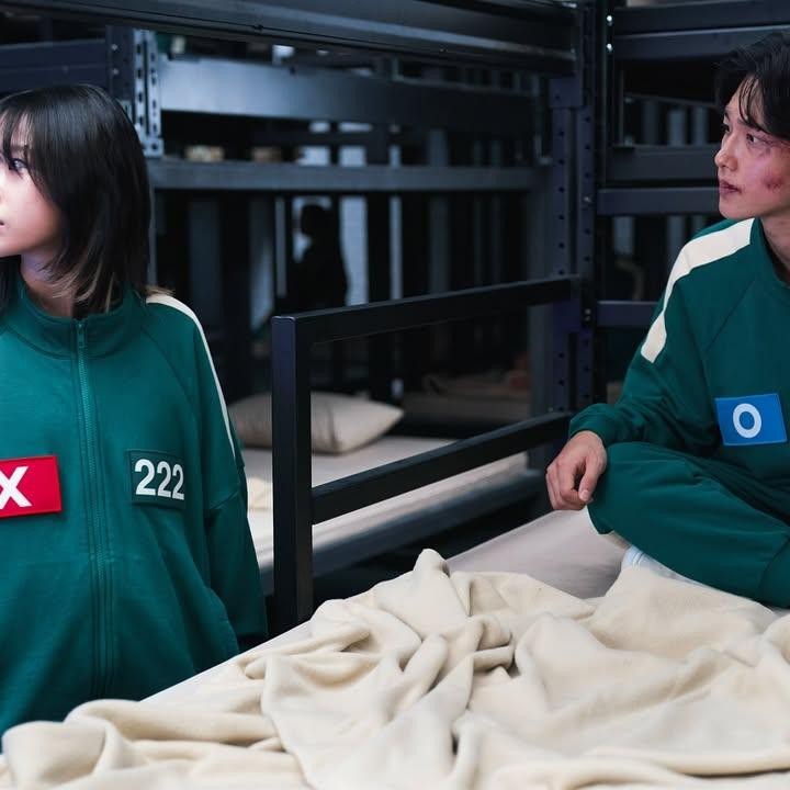 <p>Seiring alur pengungkapan misteri Squid Game berjalan, para pemain baru Squid Game season 2 juga turut menarik perhatian. Karakter 222 dan 333 ditampilkan sebagai mantan pasangan kekasih yang sama-sama kehilangan banyak uang akibat kripto. (Foto: Netflix)</p>