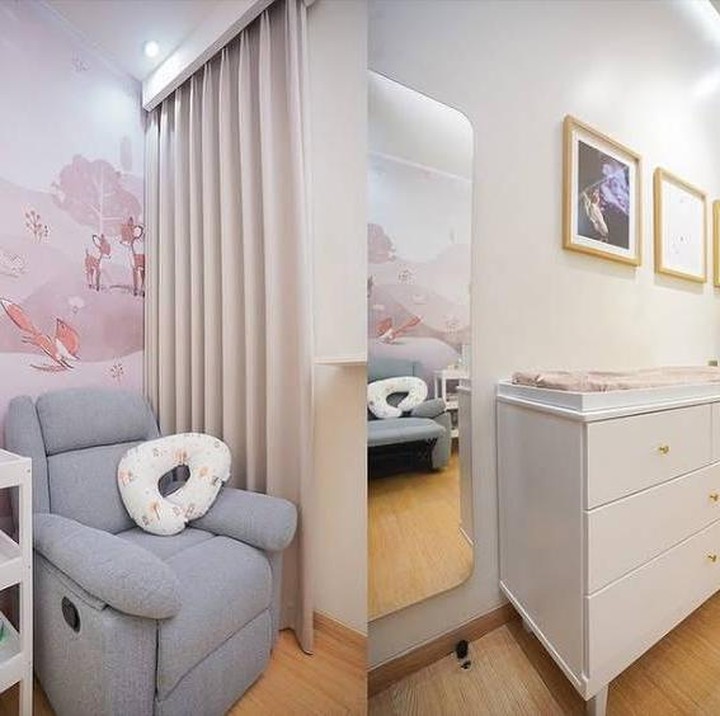 <p>Selain itu, kamar dilengkapi lemari pakaian dan meja untuk Si Kecil ganti baju sampai ganti popok berwarna putih senada dengan box bayi. Kamar terlihat semakin estetik dan adem dengan lantai vinyl berwarna coklat. (Foto: @gritteagathaa).</p>