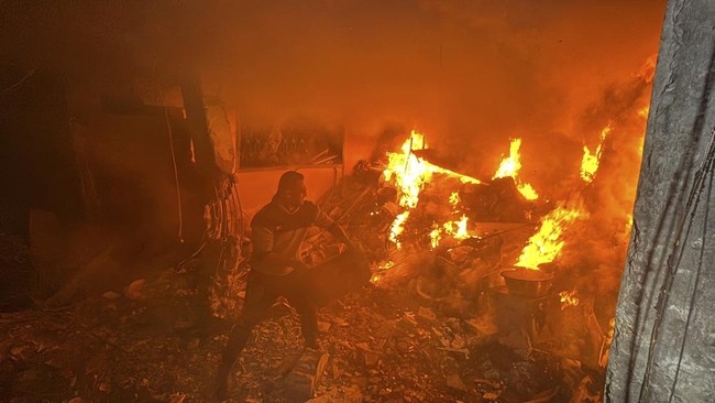 Israel menggempur sampai membakar Rumah Sakit Kamal Adwan, RS terakhir yang beroperasi di utara Jalur Gaza Palestina hingga menewaskan sejumlah tenaga medis.