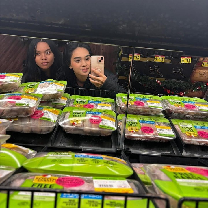 <p>Baru-baru ini, ketiga anak Shahnaz reuni di Los Angeles, Amerika Serikat. Shahnaz membagikan potret saat ketiganya melakukan aktivitas bersama, seperti berjalan-jalan hingga berbelanja. (Foto: Instagram @shahnaz.haque)</p>