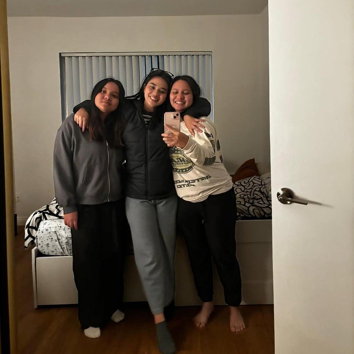 <p>Ketiga putri Shahnaz Haque sedang mengejar karier dan pendidikan, Bunda. Putri sulungnya Pru diketahui menetap di Kanada setelah meraih gelar sarjana. Sementara itu, Mieke tengah melanjutkan studi di Los Angeles, Amerika Serikat. Putri bungsu Shahnaz, Charlotte, menjadi satu-satunya yang menetap di Indonesia untuk menjalani studi di Institut Pertanian Bogor (IPB). (Foto: Instagram @shahnaz.haque)</p>