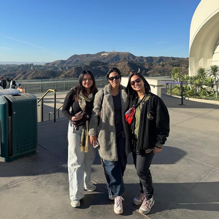 <p>Pertemuan ketiga anak Shahnaz menjadi spesial lantaran ketiganya memutuskan untuk reuni di Los Angeles, tempat sang ayah pernah tinggal. Pru, Mieke, dan Charlotte juga tampak mengunjungi Observatorium Griffith. "Tidak pernah terbayangkan sewaktu @gilangramadhan.drummer tinggal di Los angeles tahun 80-an, suatu saat kami akan punya tiga remaja putri yang membanggakan hati. Hari ini mereka berkumpul bersama di lokasi tempat bermain ayahnya setiap hari dulu waktu ramaja. Benar ternyata, jika hidup hanyalah sebuah misteri," tulis Shahnaz. (Foto: Instagram @shahnaz.haque)</p>