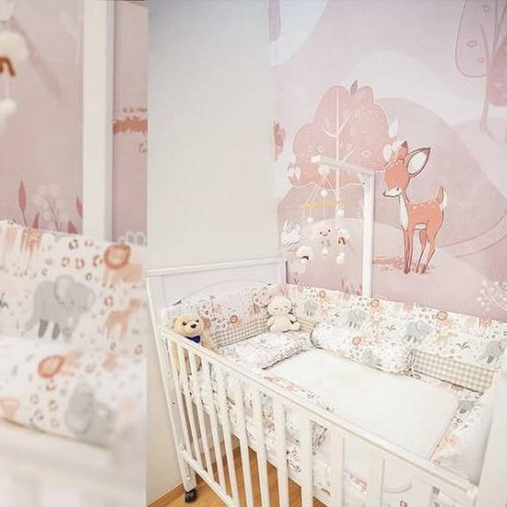 <p>Tak hanya itu, banyak fasilitas lain yang mendukung. Box bayi juga terlihat cantik dengan warna putih dengan kasur bantal dan guling yang empuk. Gritte juga meletakan boneka besar kelinci dan beberapa hiasan gantung untuk Si Kecil (Foto: @gritteagathaa).</p>
