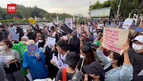 VIDEO: Aksi Tolak PPN 12 Persen di Depan Istana