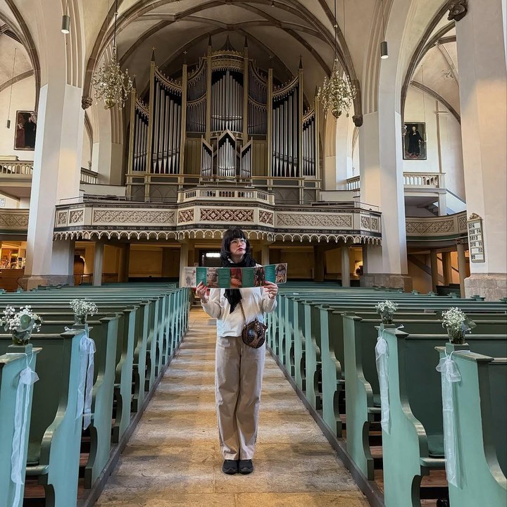 <p>Tracy sendiri memulai karier di industri model sejak usia 14 tahun. Pada 2006 silam, Tracy menempuh pendidikan Teologi di RZIM's Oxford Centre for Christian Apologetics (OCCA) dan Wycliffe Hall, Universitas Oxford, Inggris. Pendidikan Teologi ini mengantarkan Tracy menjadi pendeta. (Foto: Instagram @tracytrinita)</p>