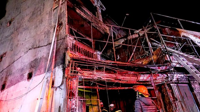Seorang pria menyerang dan membakar sebuah karaoke bar di Hanoi Vietnam, sebabkan 11 tewas dan dua orang luka-luka.