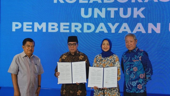 AQUA bersama DMI memperkuat kerja sama lewat peningkatan kesejahteraan umat dengan penandatanganan MoU di pabrik AQUA Mekarsari, Jawa Barat.