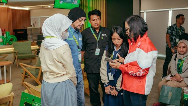 Grab mendukung pertumbuhan UMKM Indonesia dengan memberikan lebih dari Rp1 triliun pinjaman modal usaha kepada lebih dari 25.000 Mitra Merchant Grab sejak 2020.