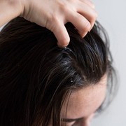 Ini Cara Mengurangi Ketombe Rambut dengan 7 Bahan Alami, Cobain di Rumah!