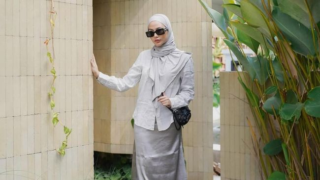Get The Look: Ide Clean Outfit untuk Hangout Ala Dara Arafah, Simpel Tapi Menawan!