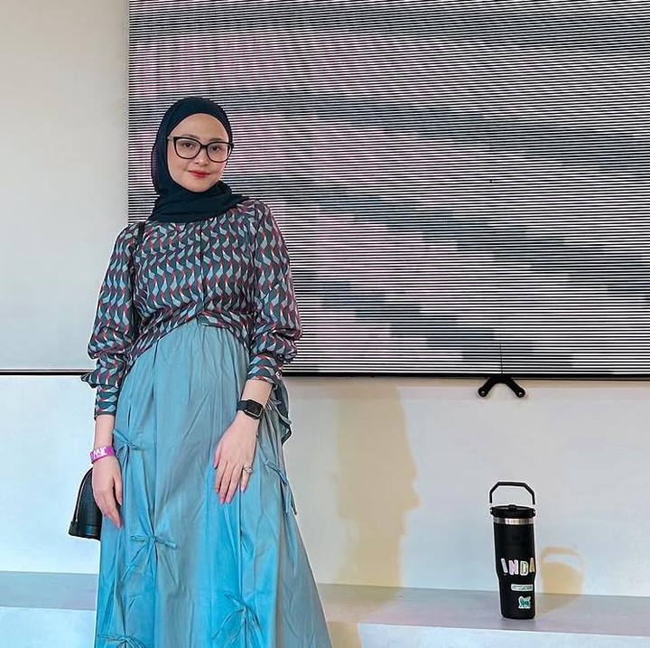 <p>Di kehamilan ketiganya perempuan yang kini berusia 27 tahun ini tampak cantik dengan style kasual, memadukan atasan kemeja bermotif dengan rok panjang dan hijab hitam. <em>Baby bump</em>-nya pun sudah terlihat. Meski terlihat simpel, Indah terlihat begitu menawan disempurnakan dengan makeup flawless. (Foto: @indhningtys).</p>