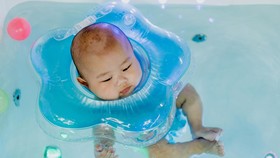 Jangan Pakaikan Pelampung Leher pada Bayi, Ini Alasannya