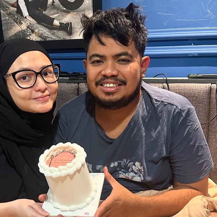 <p>Saat menjalani kehamilan ketiga ini, Indah juga sempat memberikan kejutan ulang tahun kepada suaminya Rigen yang berulang tahun ke-33 Ia memberikan kue ulang tahun dan kado spesial untuk suami tercinta. Di momen itu Indah terlihat cantik natural meski tak mengenakan makeup. (Foto: @indhningtys).</p>