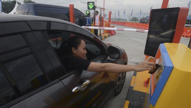 Untuk memastikan kelancaran perjalanan, pastikan saldo e-toll cukup sebelum melewati jalan tol. Berikut cara mengisi saldo e-toll Mandiri dan BCA dengan mudah.