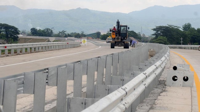 PT Jasamarga mencatat 15 ribu lebih kendaraan masuk melintasi Jalan Tol Yogyakarta-Solo pada hari pertama pemberlakuannya secara fungsional.