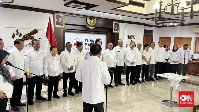 Jusuf Kalla (JK) melantik pengurus Palang Merah Indonesia (PMI) Pusat periode 2024-2029 di Markas Pusat PMI, Jakarta Selatan, Jumat (20/12) pagi.
