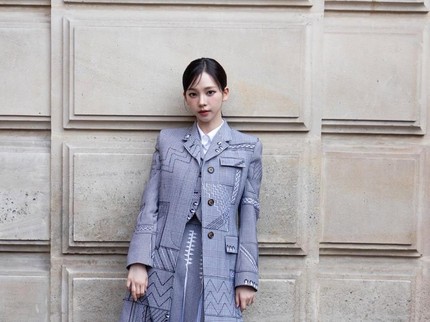 5 Ide Padu Padan Rok ala Karina aespa yang Chic dan Eye-catching