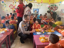 Polisi Sidoarjo Bagikan Makan Siang Bergizi untuk Siswa TK