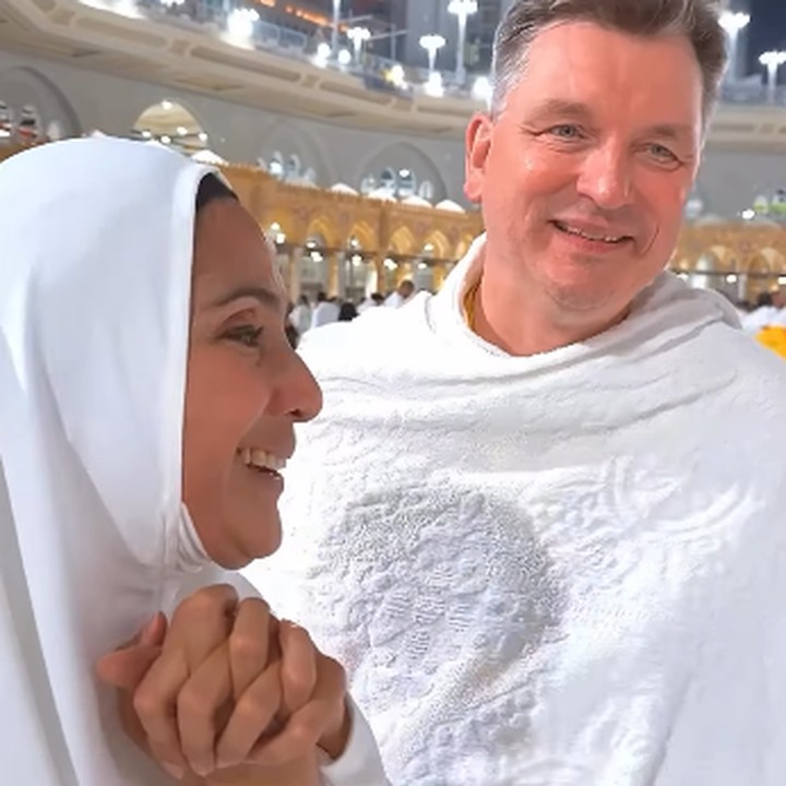 <p>Artis cantik Maudy Koesnaedi berkesempatan untuk menjalani ibadah umrah, Bunda. Tidak sendirian, ia turut mengajak sang suami, Erik Meijer, dan sang putra, Eddy Meijer. (Foto: Instagram: @maudykoesnaedi)</p>