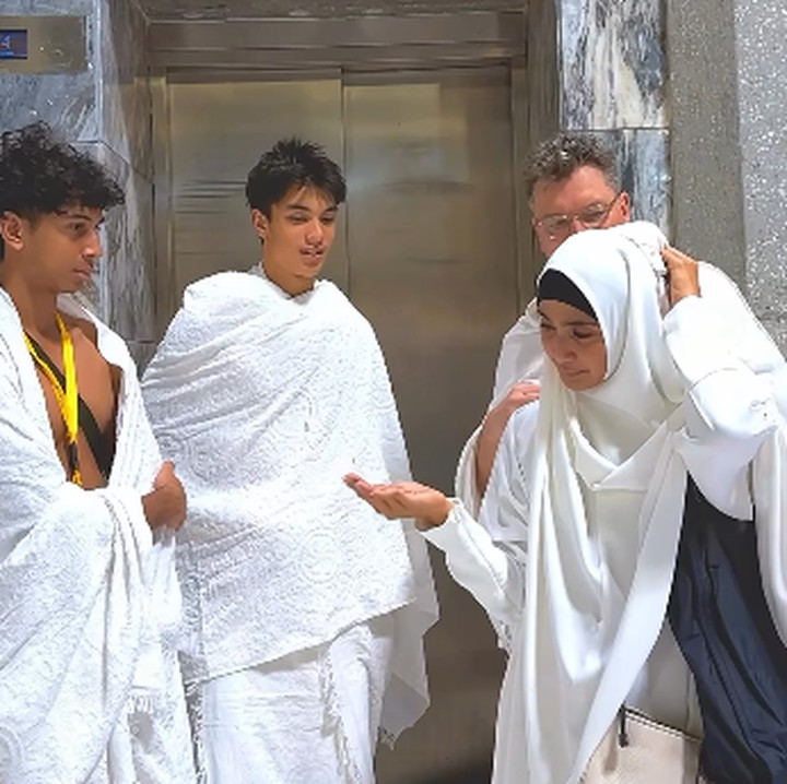 <p>Usut punya usut, umrah kali ini ternyata menjadi pengalaman pertama bagi sang putra. Selain itu, turut ikut pula teman Eddy, Sebastian, yang juga ikut menunaikan umrah untuk pertama kalinya. (Foto: Instagram: @maudykoesnaedi)</p>