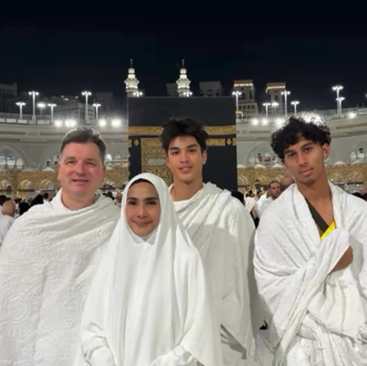 <p>Momen ini dibagikan langsung oleh Maudy pada laman Instagram-nya. Dalam sebuah video, terlihat Maudy sangat terharu bisa melihat Ka'bah bersama dengan keluarga tercinta. (Foto: Instagram: @maudykoesnaedi)</p>