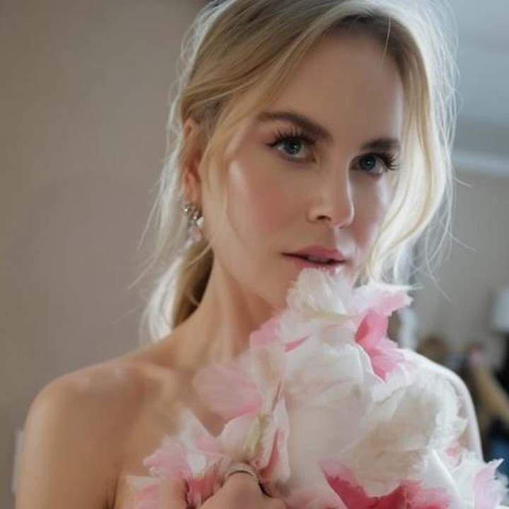 <p>Nicole Kidman ternyata pernah merasa bingung dan takut saat pertama kali menyusui anaknya. Bahkan sampai saat ini, Kidman masih ingat betapa sulitnya mencari tahu tentang menyusui sebagai ibu baru. Ia bahkan sempat tidak dapat menyusui pada hari-hari setelah melahirkan untuk pertama kalinya.<br /><br />"Saya sangat takut, dan bertanya, 'Apa yang baru saja terjadi? Di mana ASI saya?'," katanya dalam wawancara dengan <em>Time Magazine.</em><br /><br />Kidman mengaku pernah menangis karena bayinya tak mau menyusu. Di saat bersamaan, ia merasakan perubahan besar saat menjadi ibu baru. Pada satu titik, ia pernah merasa kewalahan karena bayinya tak berhenti menangis. (Foto: Instagram@nicolekidman)</p>
