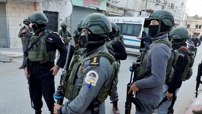 Warga Palestina ungkap kekhawatiran bentrok pasukan PA dengan milisi di Tepi Barat bisa memicu perang saudara.