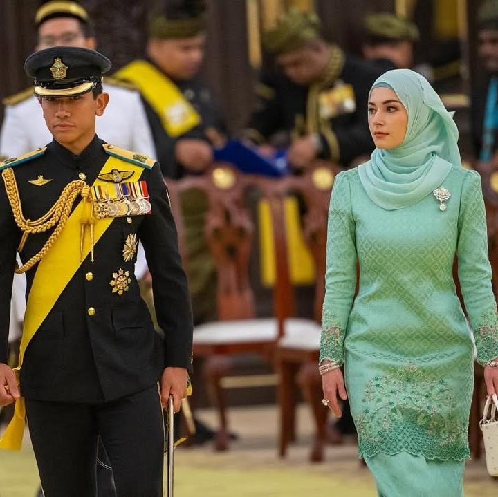 <p>Kemudian saat acara resmi, Anisha terlihat mengenakan hijab ketika mendampingi sang suami. Ia terlihat anggun dalam balutan baju kurung Melayu dan hijab berwarna hijau. (Foto: Instagram @tmski)</p>