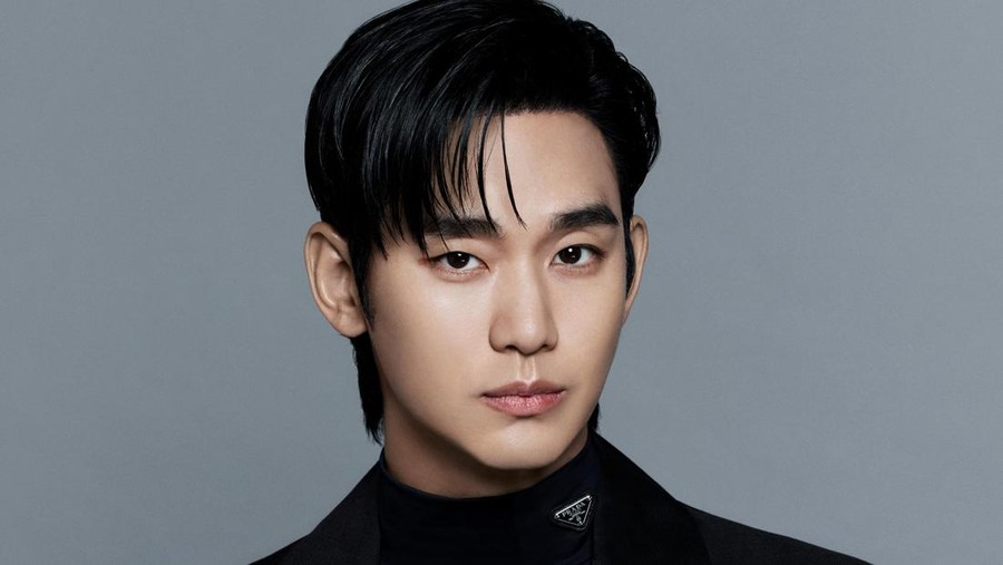 Penampilan Kim Soo Hyun sebagai brand ambassador Prada