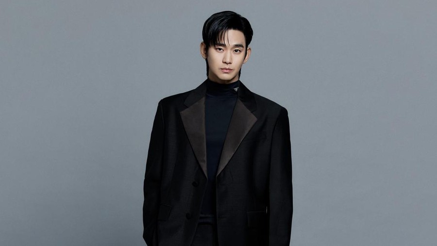 Penampilan Kim Soo Hyun sebagai brand ambassador Prada