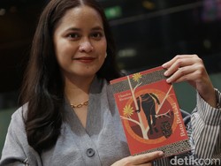 Penulis Chandra Bientang Bongkar Rahasia Batu Berkaki di Kantor detikcom