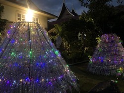 Unik, Pemuda Katolik di Padang Buat Pohon Natal dari 2.000 Botol Plastik Bekas