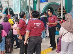 Jeritan Hati Porter Pasar Senen: Angkut Puluhan Kilo, Dibayar Seadanya