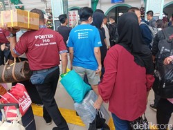 KAI Sediakan Porter Gratis di Stasiun Senen Imbas Gangguan Banjir Grobogan