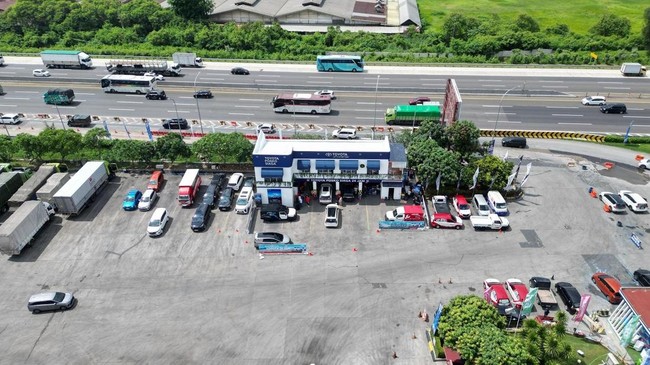 Toyota menyediakan lima titik layanan servis, 300 bengkel Toyota Siaga dan mengubah pikap Hilux Rangga menjadi mobil servis keliling.