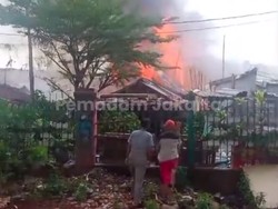 Kebakaran di Menteng Dekat Jalur KRL, 17 Mobil Damkar Dikerahkan