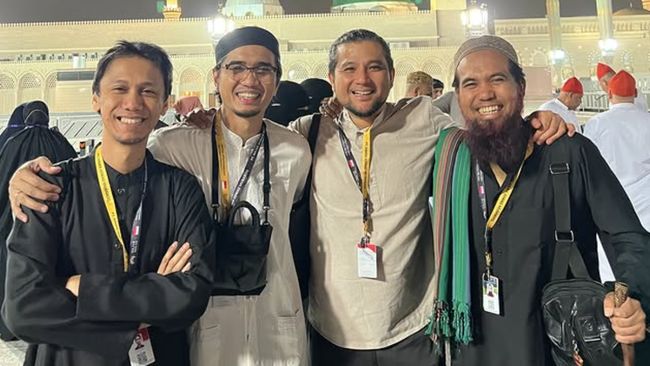 Sheila on 7 menjalani ibadah umrah bersama Sakti. Hal itu disebut hasil penantian 18 tahun mantan gitaris mereka.
