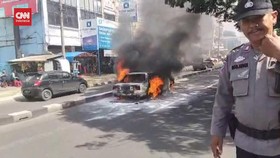 VIDEO: Mobil Terbakar Saat Menuju Bengkel. Jalan Margonda Depok Macet