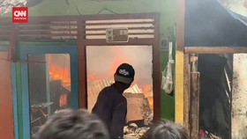 VIDEO: Si Jago Merah Ngamuk di Permukiman Padat Penduduk Menteng