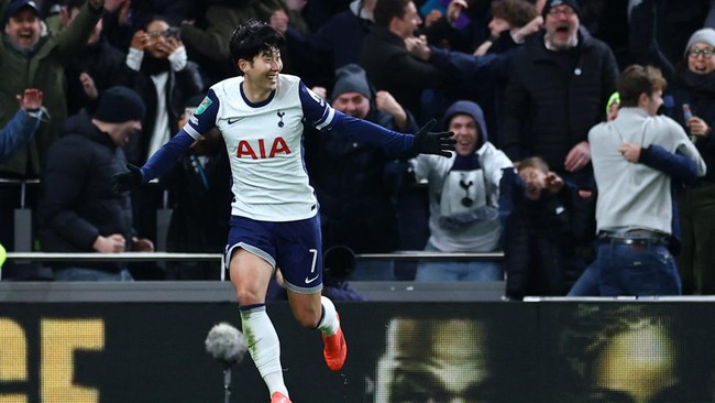 Bintang Tottenham Hotspur, Son Heung Min berhasil membawa timnya mengalahkan Manchester United di ajang Carabao Cup. Ia mencetak gol langsung dari sepak pojok.