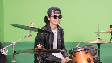 img-title Di Tengah Badai Konflik, Vadel Badjideh Tiba-tiba Kolab bareng Sebuah Band