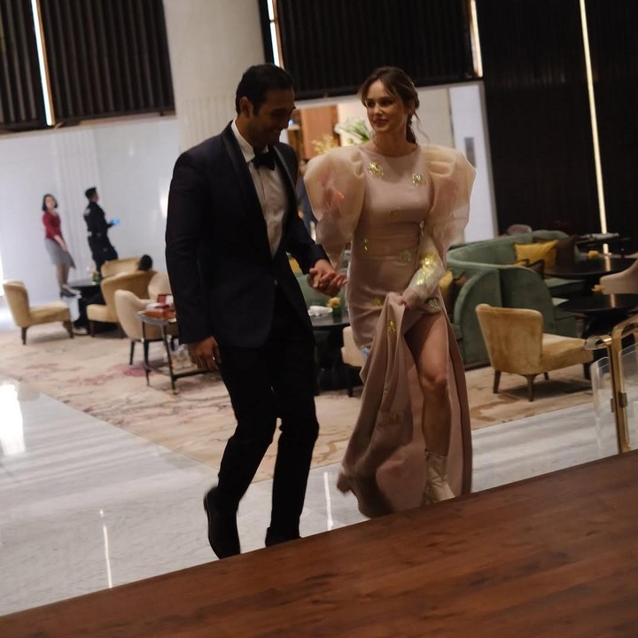<p>Banyak netizen yang memuji kecantikan Valentine nih, Bunda. Tidak sedikit yang mendoakan agar Valentine dan Ario Bayu menjadi pasangan yang selalu mendapat kebahagiaan. (Foto: Instagram: @bayu_ario)</p>