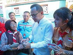 Wamendagri Puji Kartu Identitas Anak di Surabaya Jadi Alat Bayar